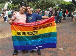Centenas de pessoas vão às ruas para a 2ª Parada LGBT de Maringá